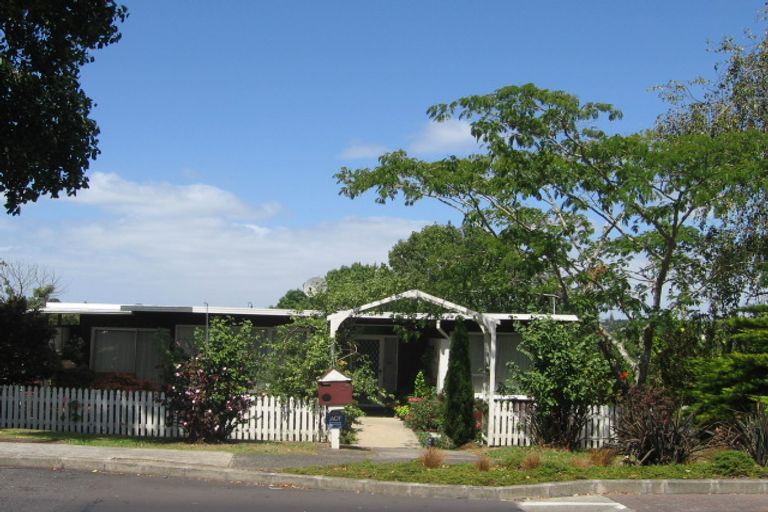 Photo of property in 12 Easton Park Parade, Glenfield, Auckland, 0629