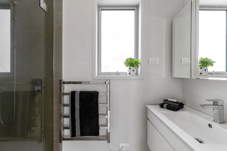 Photo of property in 8a Wairere Road, Torbay, Auckland, 0630