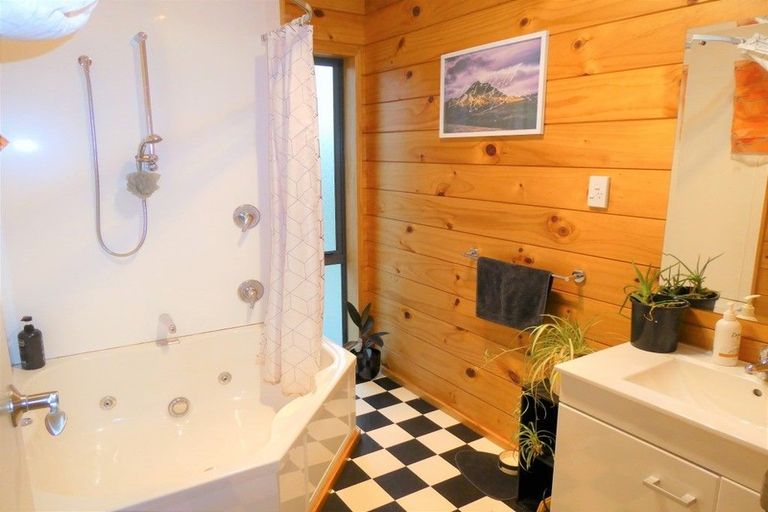 Photo of property in 33 Golf Links Road, Kaiata, Greymouth, 7805