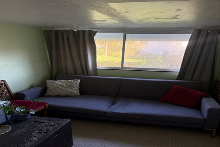Photo of property in 22 Mountain Road, Henderson Valley, Auckland, 0612