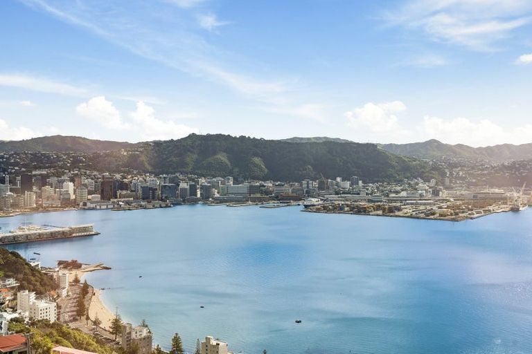 Photo of property in 4 Robieson Lane, Roseneath, Wellington, 6011