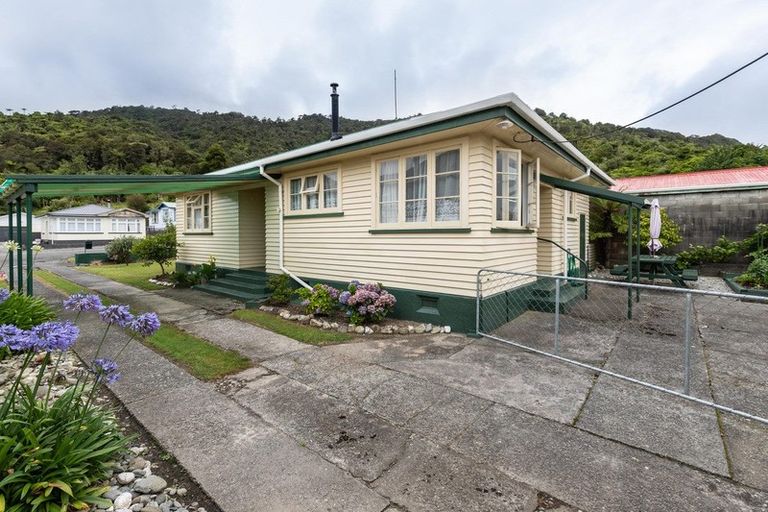 Photo of property in 18 Ashmore Avenue, Cobden, Greymouth, 7802