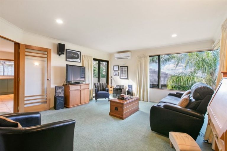 Photo of property in 23 Hogarth Rise, West Harbour, Auckland, 0618