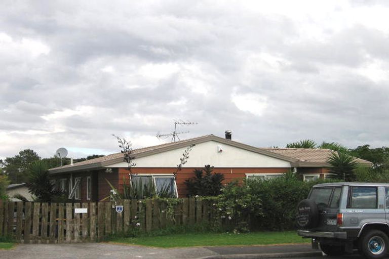 Photo of property in 72 Harmel Road, Glendene, Auckland, 0602