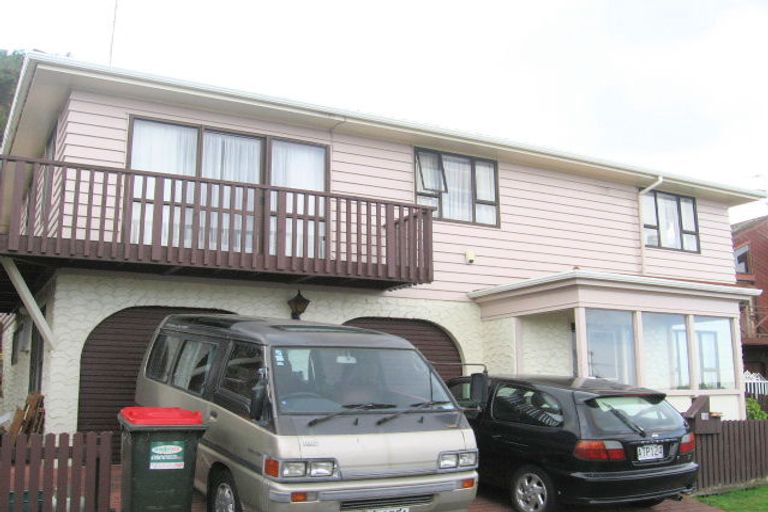 Photo of property in 18 Arahanga Grove, Maupuia, Wellington, 6022