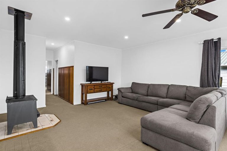 Photo of property in 2 Rere Place, Parakai, 0830