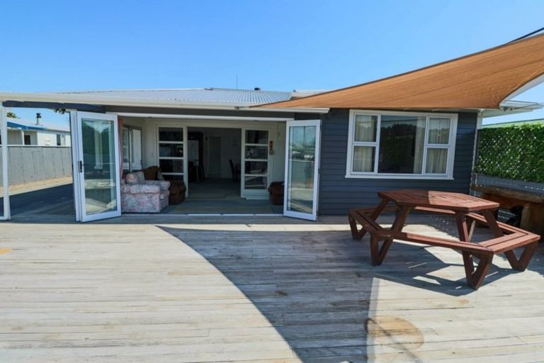 Photo of property in 6 Hennessy Street West, Foxton Beach, Foxton, 4815