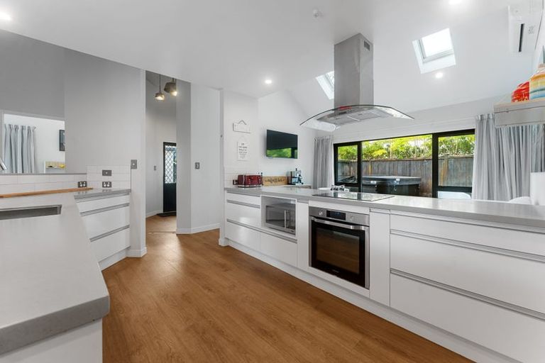 Photo of property in 2/8 Phillip Parade, Forrest Hill, Auckland, 0620