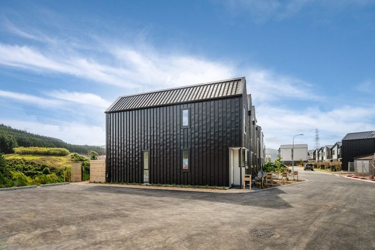 Photo of property in 92 Ara Paiwhenua, Tawa, Wellington, 5028