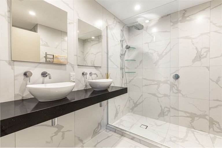 Photo of property in 5/8 Tobago Place, Sunnynook, Auckland, 0620