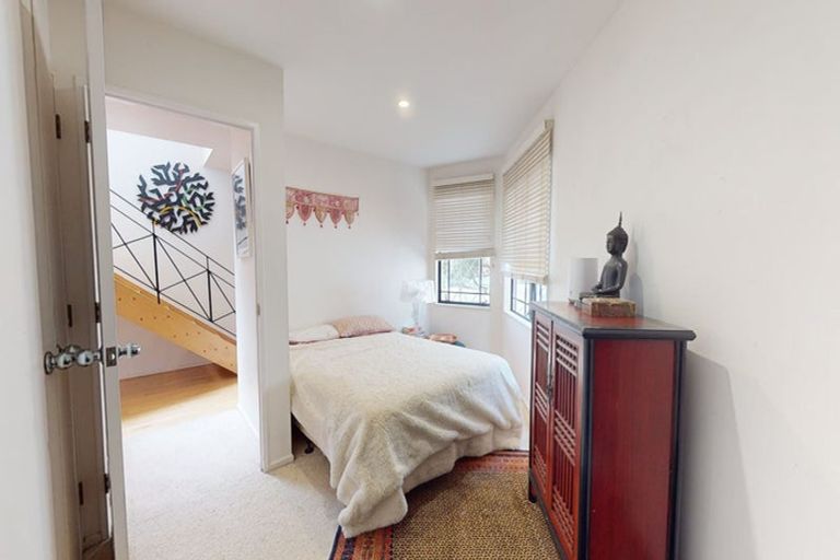 Photo of property in 2/79 Grafton Road, Roseneath, Wellington, 6011