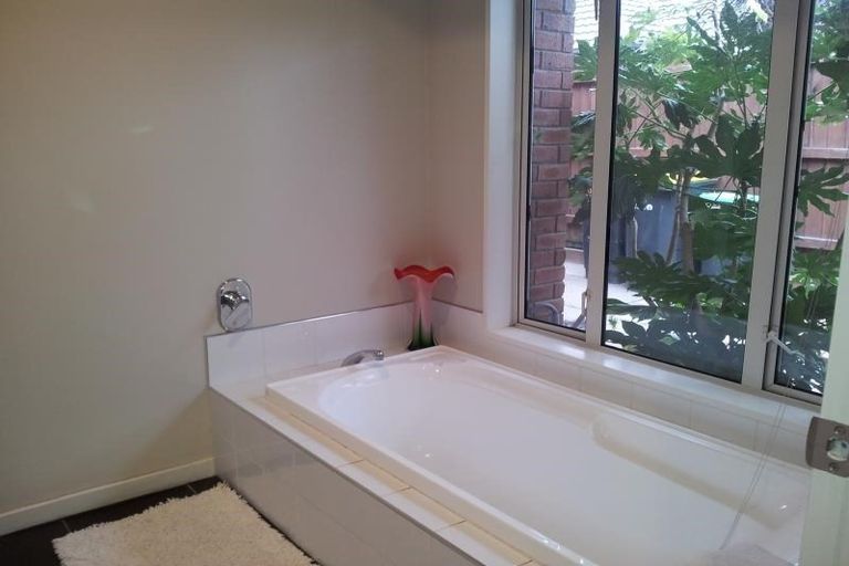 Photo of property in 5 Matthew Place, Kawaha Point, Rotorua, 3010