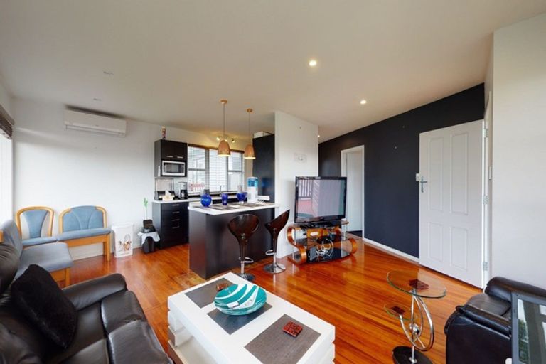 Photo of property in 1/818 East Coast Road, Oteha, Auckland, 0630