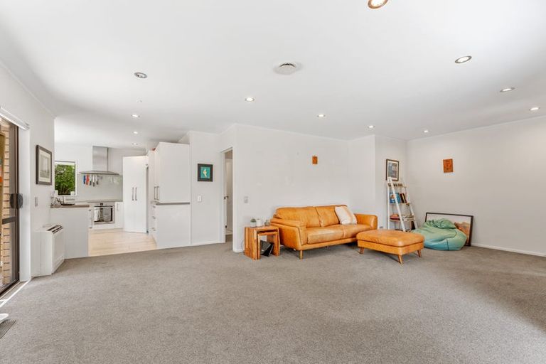 Photo of property in 8 Waimanu Place, Point Wells, 0986