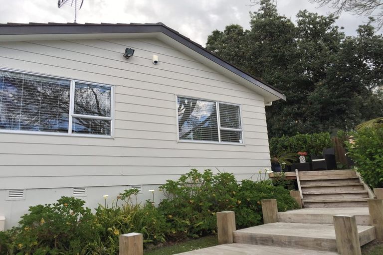 Photo of property in 8 Cottam Grove, Northcross, Auckland, 0632