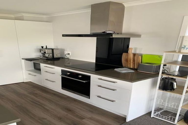 Photo of property in 29b Glanmire Road, Newlands, Wellington, 6037