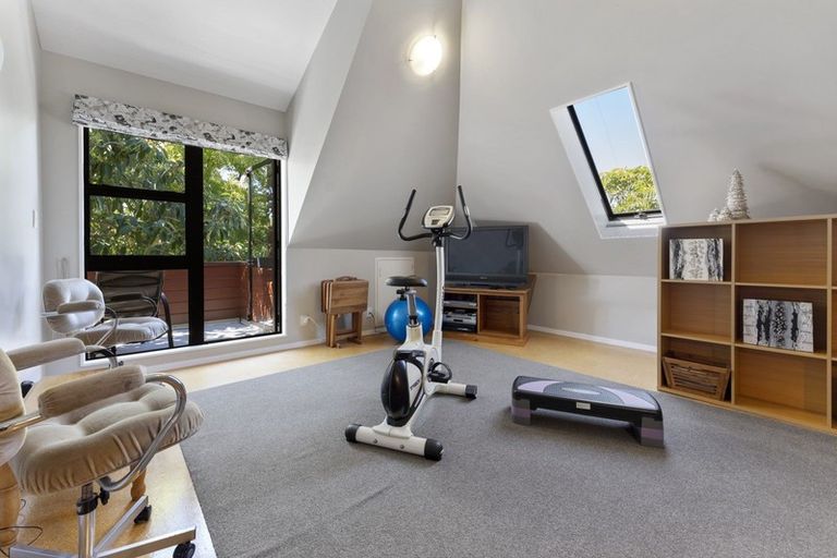 Photo of property in 16 Fraser Court, Roslyn, Palmerston North, 4414