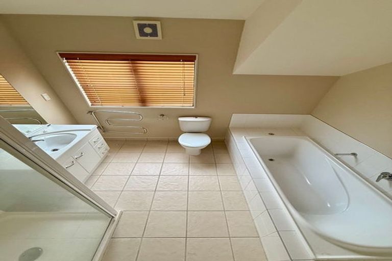 Photo of property in 2 Oakway Drive, Schnapper Rock, Auckland, 0632