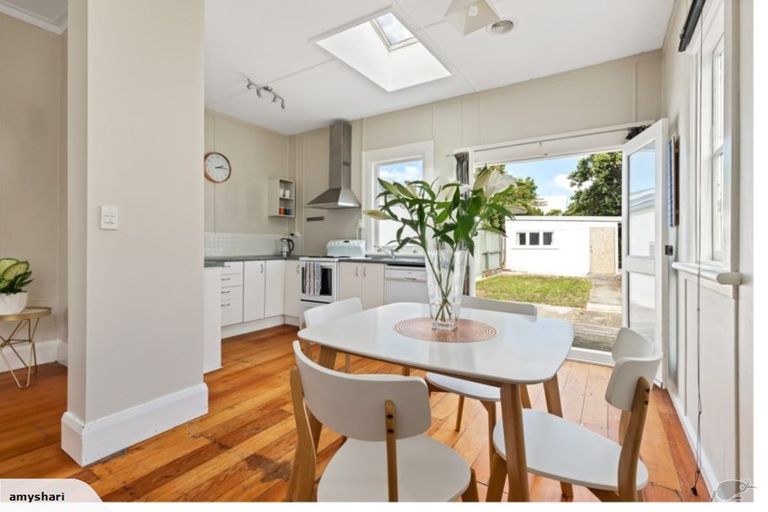 Photo of property in 119 Apu Crescent, Lyall Bay, Wellington, 6022