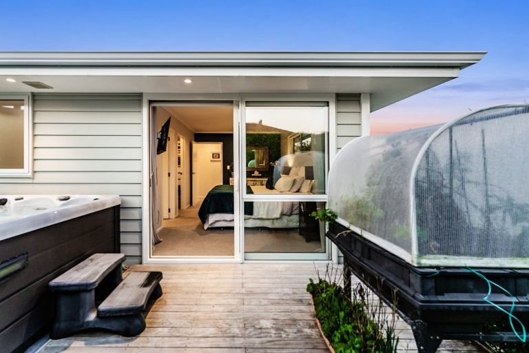 Photo of property in 15 Walnut Road, Riverhead, 0820