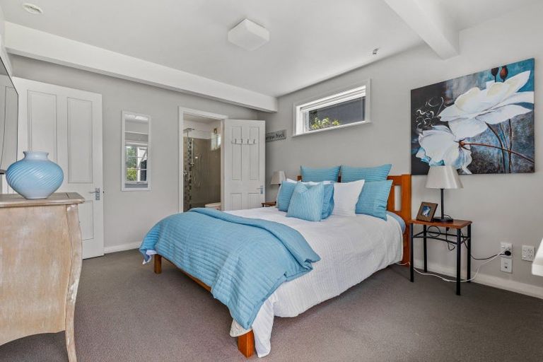 Photo of property in 28 Hanlon Crescent, Narrow Neck, Auckland, 0624