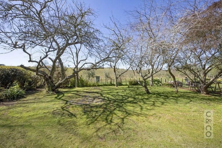 Photo of property in 30 Riverhead Road, Kumeu, 0810