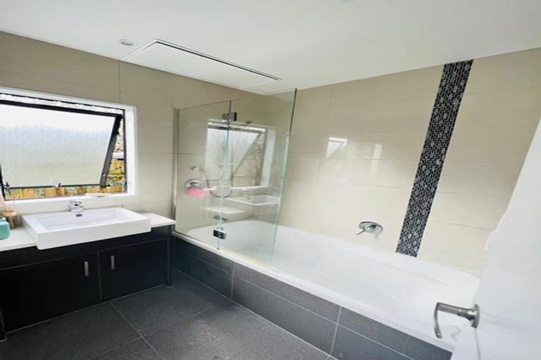 Photo of property in 2/86 Aviemore Drive, Highland Park, Auckland, 2010