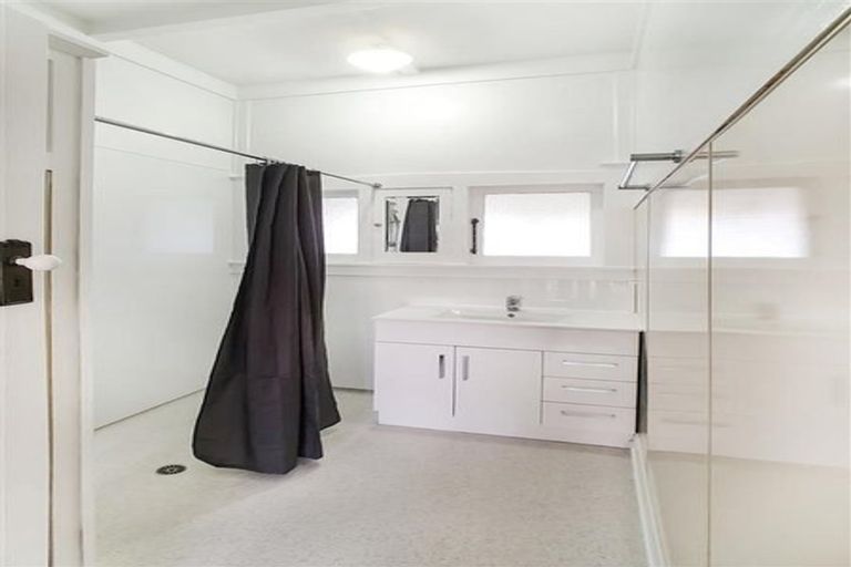 Photo of property in 16 Fruitvale Road, New Lynn, Auckland, 0600