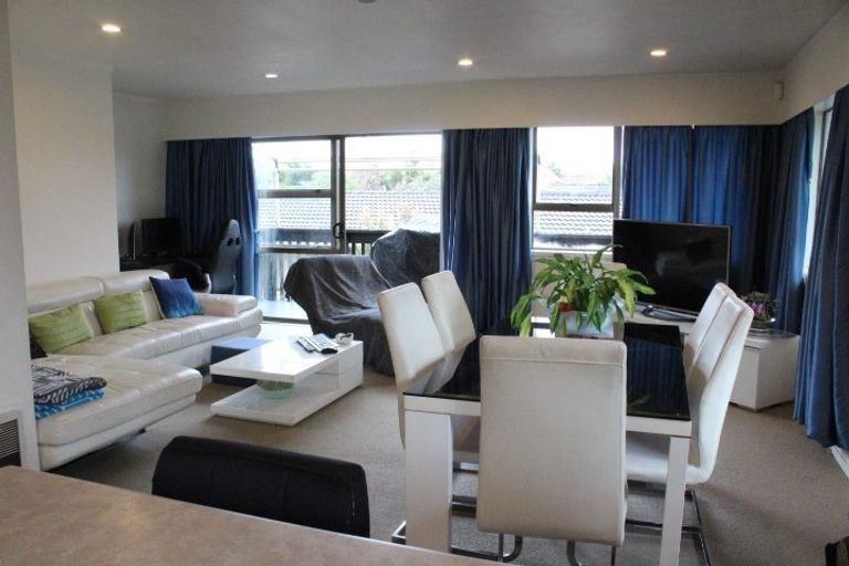 Photo of property in 1/53 Butley Drive, Farm Cove, Auckland, 2012