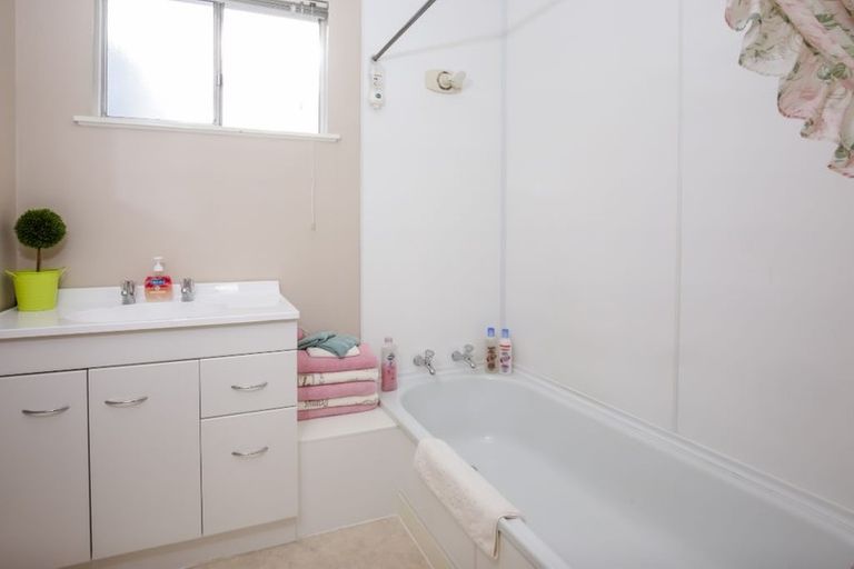 Photo of property in 194a Te Atatu Road, Te Atatu South, Auckland, 0610