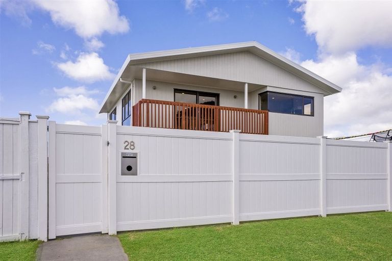 Photo of property in 1/28 Knights Road, Rothesay Bay, Auckland, 0630