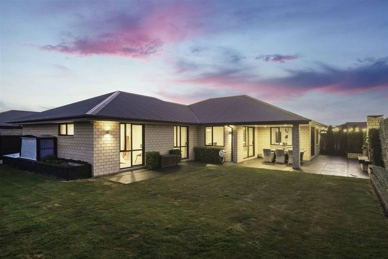 Photo of property in 32 Sequoia Way, Rangiora, 7400