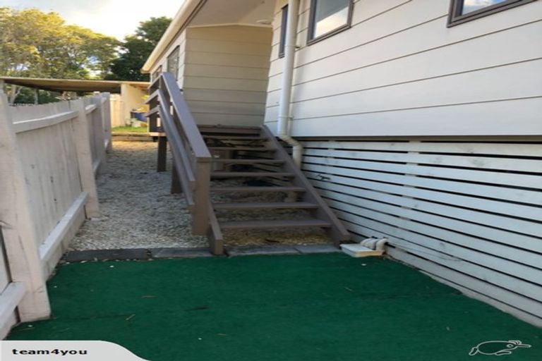 Photo of property in 2/95 Hobsonville Road, West Harbour, Auckland, 0618