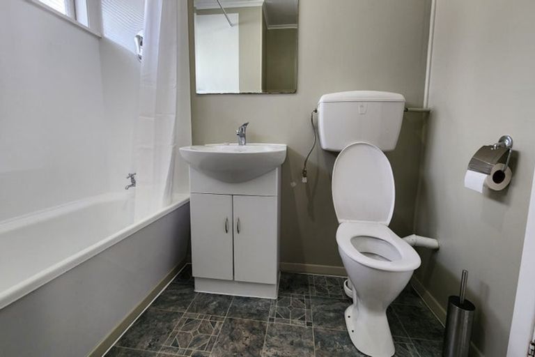 Photo of property in 2/6 Moeraki Road, Maoribank, Upper Hutt, 5018