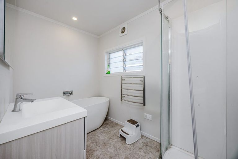 Photo of property in 2 Harrington Road, Henderson, Auckland, 0610
