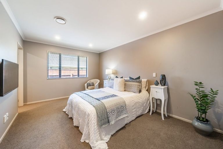 Photo of property in 6 Mcewen Crescent, Riverstone Terraces, Upper Hutt, 5018