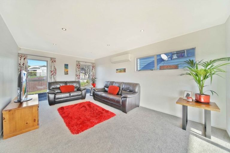 Photo of property in 2/52 Highland Park Drive, Highland Park, Auckland, 2010