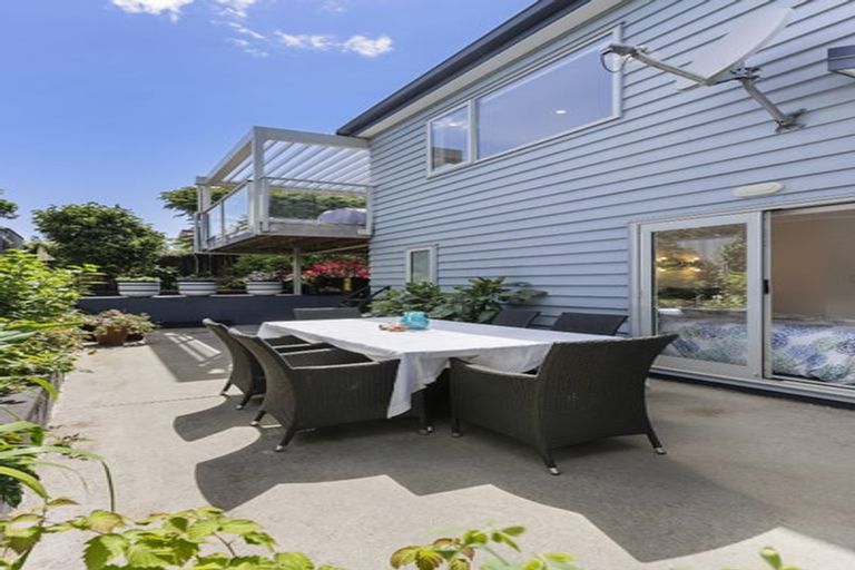 Photo of property in 2/46 Sunset Road, Unsworth Heights, Auckland, 0632