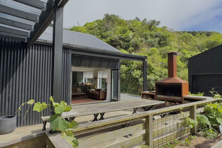 Photo of property in 977 Makara Road, Makara Beach, Karori, 6972