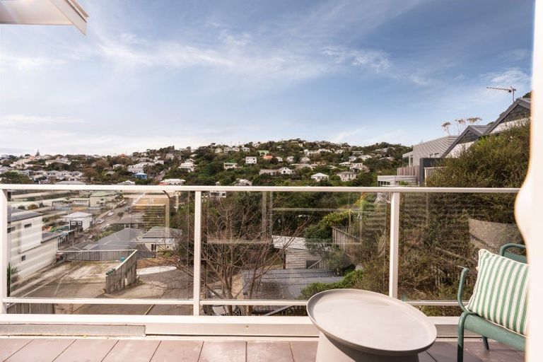 Photo of property in 21 Kopiko Way, Brooklyn, Wellington, 6021