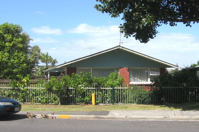 Photo of property in 10 Easton Park Parade, Glenfield, Auckland, 0629