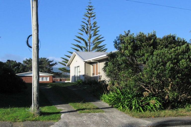 Photo of property in 12 Titoki Road, Waikanae Beach, Waikanae, 5036