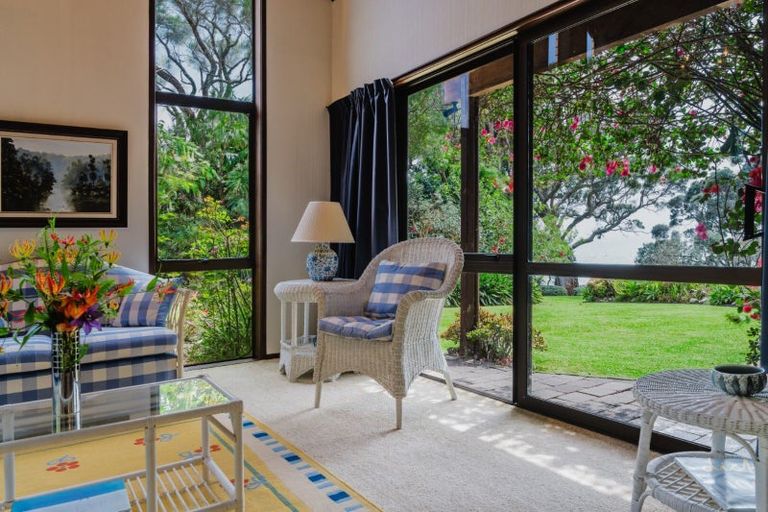 Photo of property in 11 Chelverton Terrace, Red Beach, 0932