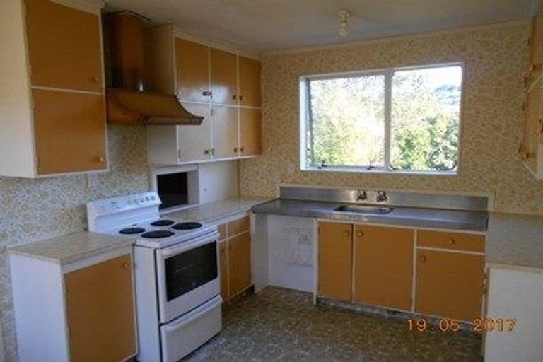 Photo of property in 202 Miromiro Road, Normandale, Lower Hutt, 5010