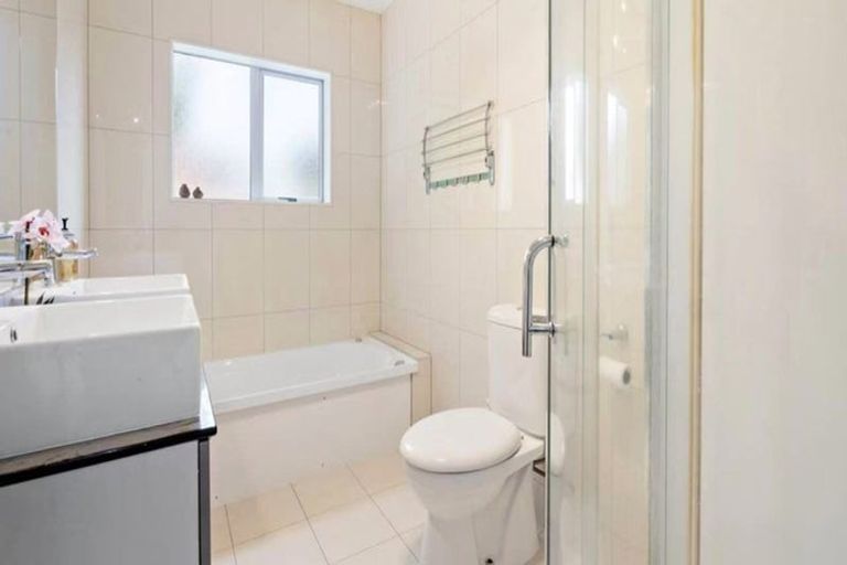 Photo of property in 11a Gerwyn Place, Pakuranga Heights, Auckland, 2010