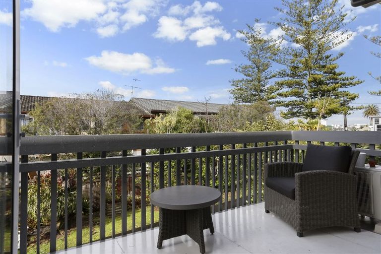 Photo of property in 2/29 Rangitoto Terrace, Milford, Auckland, 0620