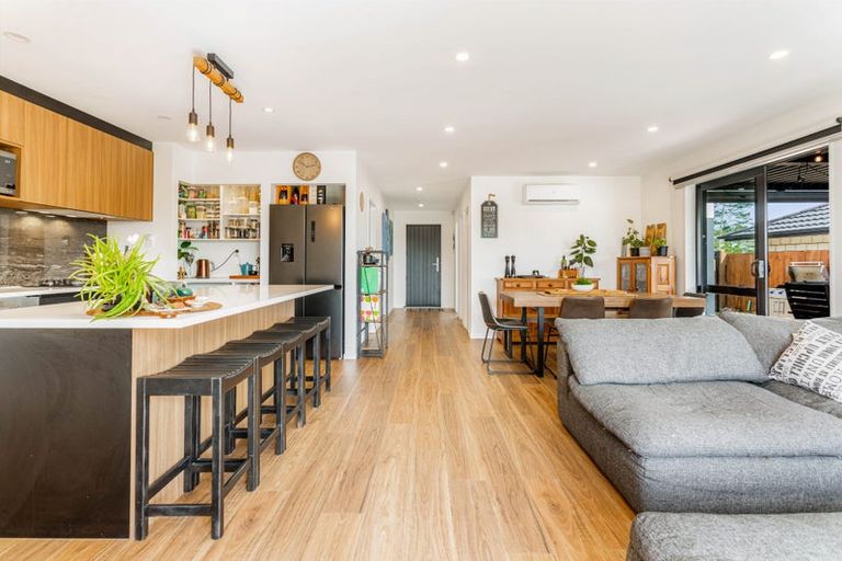 Photo of property in 99 Station Road, Kumeu, 0891