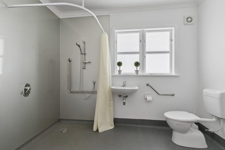 Photo of property in 1 Melrose Road, Island Bay, Wellington, 6023