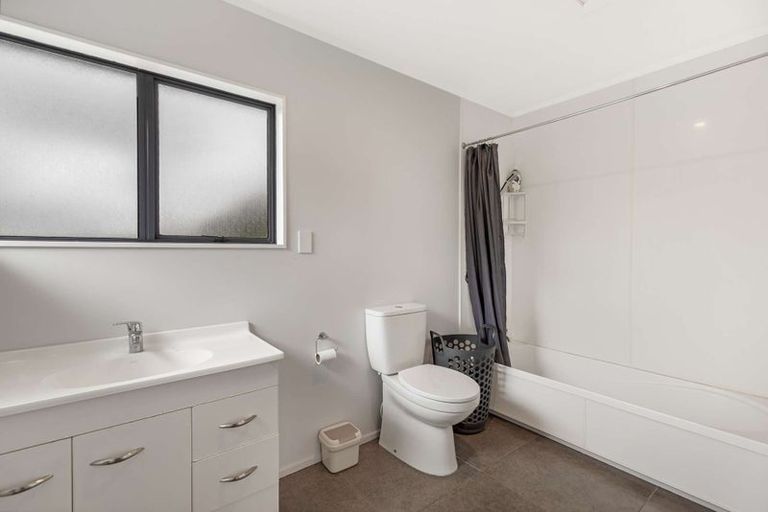 Photo of property in 17 Woburn Place, Takaro, Palmerston North, 4412