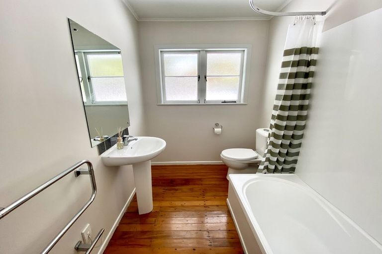 Photo of property in 1/71 Verran Road, Birkenhead, Auckland, 0626